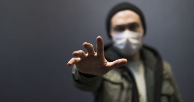 Stire din Eveniment : Grupurile extremiste rasiste din SUA încurajează răspândirea COVID-19