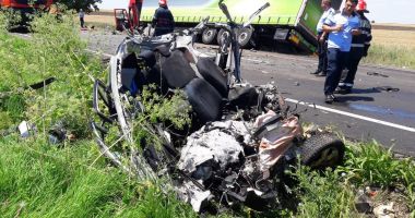 IMAGINI ȘOCANTE! TRAGEDIE la Constanța. Mașină spulberată de un tir. O persoană a murit - 4