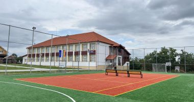 Stire din Eveniment : Scene șocante pe terenul de sport. Un copil de 11 a fost bătut de doi colegi, după o ceartă începută la fotbal, în curtea școlii