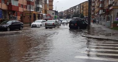 GALERIE FOTO / Fenomene extreme! Ploile torențiale au făcut ravagii în România - 6