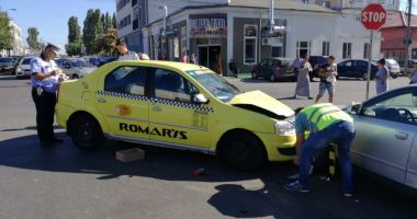 GALERIE FOTO / Accident rutier la intersecția străzilor București și Oborului. Trei autoturisme implicate - 2