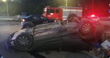 Galerie FOTO. Mașină răsturnată din cauza vitezei. Victima este conștientă - 3