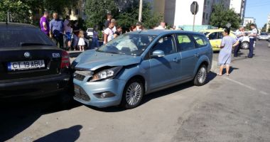 GALERIE FOTO / Accident rutier la intersecția străzilor București și Oborului. Trei autoturisme implicate - 4