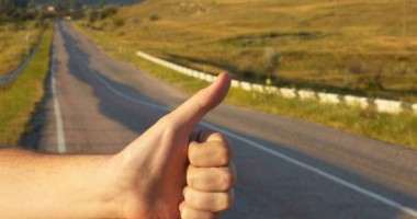 Stire din Eveniment : LOVITURĂ DURĂ pentru șoferi. Amendați cu 5.000 lei dacă iau autostopiști