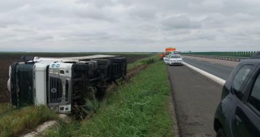 PERICOL PUBLIC. Beat, la volanul tirului, s-a răsturnat pe autostradă - 2