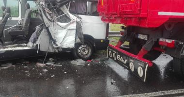 GALERIE FOTO / Tragedie pe șosea. Microbuz lovit frontal de un tir cu numere de CONSTANȚA. DOI MORȚI, PATRU RĂNIȚI