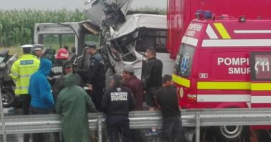 GALERIE FOTO / Tragedie pe șosea. Microbuz lovit frontal de un tir cu numere de CONSTANȚA. DOI MORȚI, PATRU RĂNIȚI - 7