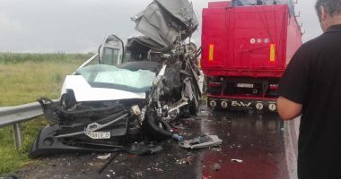 GALERIE FOTO / Tragedie pe șosea. Microbuz lovit frontal de un tir cu numere de CONSTANȚA. DOI MORȚI, PATRU RĂNIȚI - 5