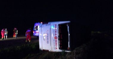 GALERIE FOTO / AUTOCAR PLIN CU COPII, RĂSTURNAT PE CAROSABIL, LA CONSTANȚA. Care e starea victimelor - 2