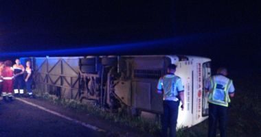 GALERIE FOTO / AUTOCAR PLIN CU COPII, RĂSTURNAT PE CAROSABIL, LA CONSTANȚA. Care e starea victimelor - 4
