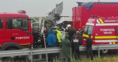 GALERIE FOTO / Tragedie pe șosea. Microbuz lovit frontal de un tir cu numere de CONSTANȚA. DOI MORȚI, PATRU RĂNIȚI - 2