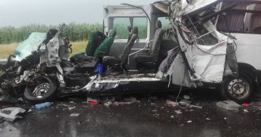 GALERIE FOTO / Tragedie pe șosea. Microbuz lovit frontal de un tir cu numere de CONSTANȚA. DOI MORȚI, PATRU RĂNIȚI - 3