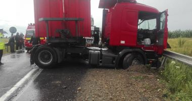 GALERIE FOTO / Tragedie pe șosea. Microbuz lovit frontal de un tir cu numere de CONSTANȚA. DOI MORȚI, PATRU RĂNIȚI - 6