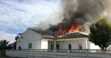 Incendiu violent în județul Constanța! Arde o casă - 2