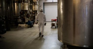 Stire din Actualitate : Ciocolată contaminată, după ce doi muncitori au căzut în cuva de producție