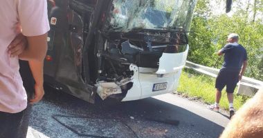 GALERIE FOTO / Autocar cu sportivi români, LOVIT DE UN TIR în Muntenegru - 5