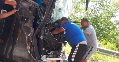 GALERIE FOTO / Autocar cu sportivi români, LOVIT DE UN TIR în Muntenegru - 3