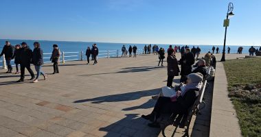 Constănțenii au ieșit la plimbare pe faleza Cazinoului din Constanța în prima zi a anului 2025 - 4