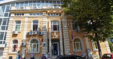 Stire din Eveniment : Copiii inculpatei din cazul crimelor din Constanța sunt într-un centru de plasament. Au stat două zile cu un cadavru în casă