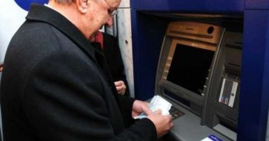 Stire din Social : Bancomatele, luate cu asalt de pensionari. Au intrat pensiile pe card!