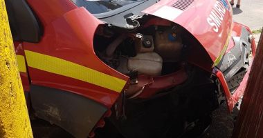GALERIE FOTO / Ambulanță SMURD, lovită de un autoturism, în Constanța. Intervine SMURD-ul - 3