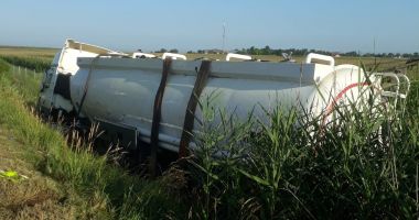 GALERIE FOTO / Traficul pe Autostrada Soarelui, unde s-a răsturnat o cisternă cu kerosen, în continuare oprit - 2