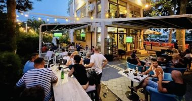 Stire din Social : Bucuraţi-vă de o calificare istorică, a echipei favorite Farul Constanța, în parcul de la Gară!