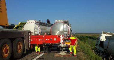 Stire din Eveniment : GALERIE FOTO / Traficul pe Autostrada Soarelui, unde s-a răsturnat o cisternă cu kerosen, în continuare oprit