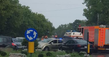 GALERIE FOTO / ACCIDENT pe strada Soveja. O victimă este încarcerată - 3