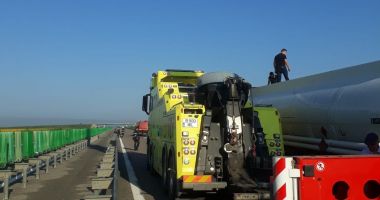 GALERIE FOTO / Traficul pe Autostrada Soarelui, unde s-a răsturnat o cisternă cu kerosen, în continuare oprit - 3