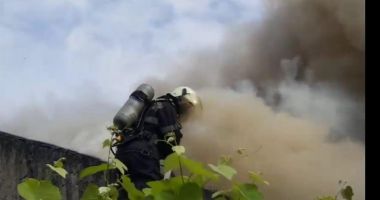 GALERIE FOTO / INCENDIU PUTERNIC LA CONSTANȚA, ÎN PALAZU MARE. Focul se extinde! - 2