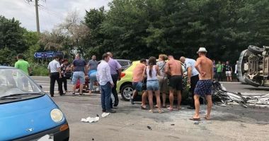 Stire din Eveniment : VIDEO. ACCIDENT LA COSTINEȘTI! MAI MULTE VICTIME! ELICOPTERUL SMURD, LA FAȚA LOCULUI