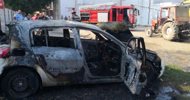 POMPIERII CONSTĂNȚENI SUNT ÎN ALERTĂ! O MAȘINĂ A ARS CA O TORȚĂ! - 1