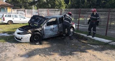 POMPIERII CONSTĂNȚENI SUNT ÎN ALERTĂ! O MAȘINĂ A ARS CA O TORȚĂ! - 2
