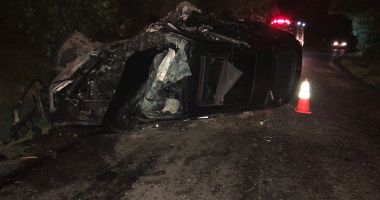 GALERIE FOTO / BMW izbit în copaci, după ce șoferul a pierdut controlul volanului în curbă - 3