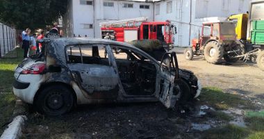 POMPIERII CONSTĂNȚENI SUNT ÎN ALERTĂ! O MAȘINĂ A ARS CA O TORȚĂ! - 3