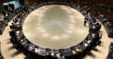 Stire din Economie : Comisia Europeană ar putea interzice până la începutul lunii iunie, importurile de cereale din Ucraina în România