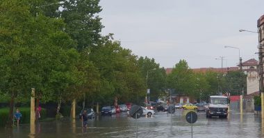 GALERIE FOTO-VIDEO. PLOILE AU FĂCUT RAVAGII LA CONSTANȚA! Se circulă cu mare dificultate - 2