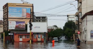 GALERIE FOTO-VIDEO. PLOILE AU FĂCUT RAVAGII LA CONSTANȚA! Se circulă cu mare dificultate - 3