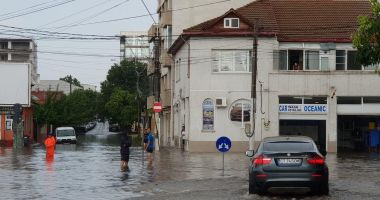 Stire din Social : GALERIE FOTO-VIDEO. PLOILE AU FĂCUT RAVAGII LA CONSTANȚA! Se circulă cu mare dificultate