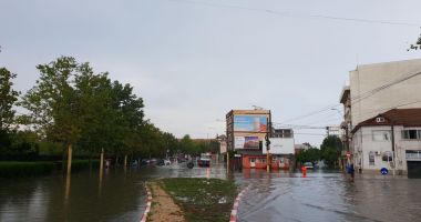 GALERIE FOTO-VIDEO. PLOILE AU FĂCUT RAVAGII LA CONSTANȚA! Se circulă cu mare dificultate - 4