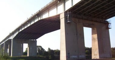 Stire din Eveniment : O șosea suspendată s-a prăbușit. 13 oameni au decedat!