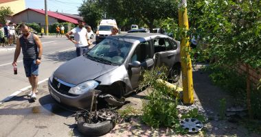 GALERIE FOTO / Accident grav în cartierul Km 5. O mașină a ricoșat în stâlp - 2