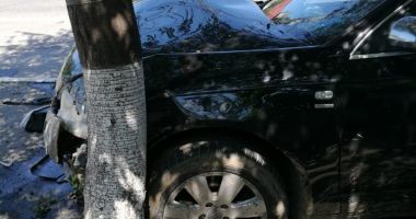GALERIE FOTO / Accident grav în cartierul Km 5. O mașină a ricoșat în stâlp - 6