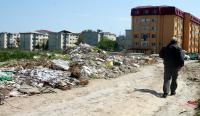 Stire din Social : Trăiesc cu metri cubi de gunoaie la ușă (GALERIE FOTO)