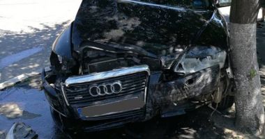 GALERIE FOTO / Accident grav în cartierul Km 5. O mașină a ricoșat în stâlp - 4