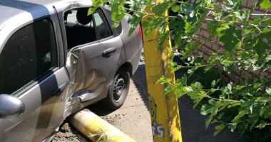 GALERIE FOTO / Accident grav în cartierul Km 5. O mașină a ricoșat în stâlp - 5