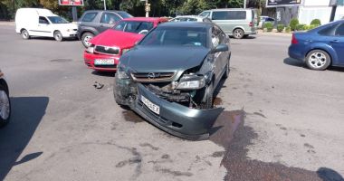 GALERIE FOTO / ACCIDENT RUTIER în zona Gării CFR. Două autoturisme au fost avariate - 3