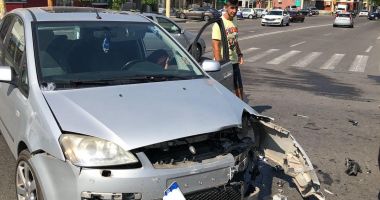 GALERIE FOTO / Accident rutier la intersecția bulevardului Tomis cu strada Ion Rațiu. Două persoane au fost rănite - 3
