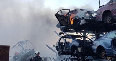 IMAGINI SPECTACULOASE! Ce a rămas în urmă, după incendiul care a cuprins un parc auto din Agigea - 2